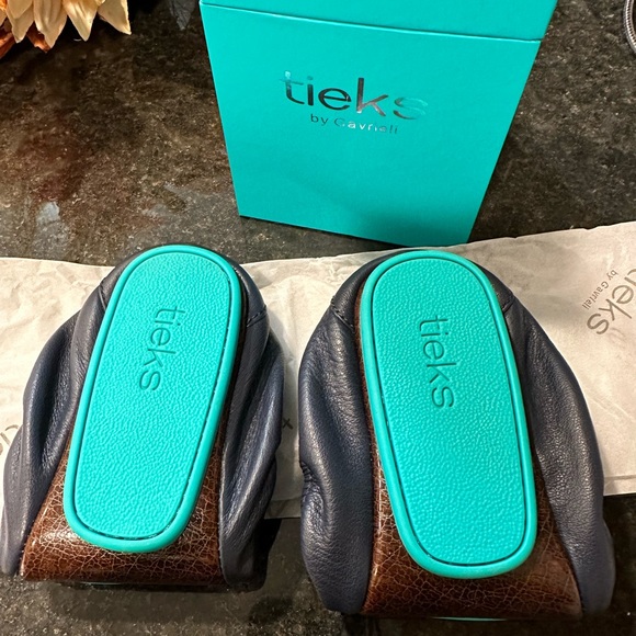 Tieks California Navy. Brand New in Box. Size 6 - Picture 4 of 5